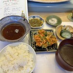 てんぷら 鶴吉 - 最後はかき揚げ　天ぷらは藻塩，ポン酢、天つゆ大根おろし付きの3択のお味でいただきます　赤だしには魚が入っていて生姜も効いているのでたまらなーい！どの器も素敵なので気持ちがいっそう盛り上がります