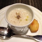 菊芋のスープ 自家製チーズにベーコンを混ぜ合わせたマドレーヌ