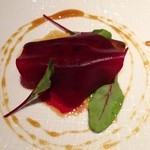 鴨フォアグラのポワレ ビーツのヴェールで覆って