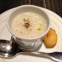 レストラン リューズ - 菊芋のスープ 自家製チーズにベーコンを混ぜ合わせたマドレーヌ