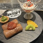 喜扇亭 - デザート　左下の巻物は鉄板焼き立て　これも演出