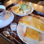 アーロン - 料理写真:トーストモーニング(税込600円)
①トースト②野菜サラダ(萵苣&千切り甘藍&針人参&輪切り胡瓜&ソーセージ入りスクランブルエッグ&マカロニサラダ)
お飲み物《セットドリンク》①HOT珈琲