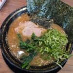 家系ラーメン 王道家直伝 との丸家  八潮店 - 