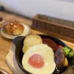 セブンズカフェ - ハーフ&ハーフのハンバーグとパン