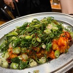 在市 - 大量のネギ。鉄板で軽く焦げ、その香ばしさが更に旨くする。