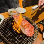 在市 月島本店 - 飛騨牛サーロイン、たまごをつけて、これは最高に旨い。