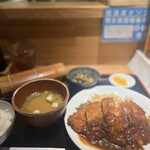 いまだや - だし巻きは保温のためすのこに巻かれて登場