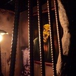 ザ・ロックアップ - 部屋には囚人の絵画が。