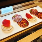 レストラン ウオゼン - 猪のサラミとチョリソー、野菜のピクルス