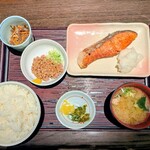御苑　炉庵 - 旨塩　鮭焼き定食 (ご飯大盛り) ＋ 納豆