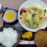 すずめ食堂 - 料理写真:野菜天ぷら定食￥720。ここは昭和か？