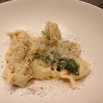 falò+ - 強い香りではないのに奥深く華やぐ香り⭐︎⭐︎これがセージバターソースでしょうか‥♡肉味噌を詰めたトルテッローニ⭐️澄み切った肉汁⭐️風味を支えるお味噌のコク❤️思わず「お♡美味しい〜(*´꒳`*)」