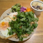 CHALO - 写真追加✨️鶏ひき肉と軟骨のガパオライス1,100円＋パクチー150円＋スープを魯白菜(ルーバイツァイ)に変更150円！12月上旬の週替わり♪白菜と豚肉煮込みの台湾料理がスープに♡目玉焼きも半熟。