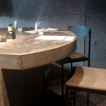 falò+ - 2人ずつ半円になったオシャレなカウンター席⭐️