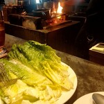 falò+ - カウンター席は楽しいです♫炭火って見ているだけでも癒されますね♡(*´∀｀*)