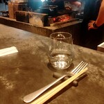 falò+ - 炭火焼きの煙は漂って来ませんが注文していない食材の香りも仄かに漂って来るので得した気分♫♪(๑ᴖ◡ᴖ๑)♪