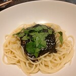 falò+ - ふわ〜んと香る自家製塩辛のイカ墨スパゲティ♡