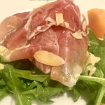 神楽坂 ル コキヤージュ - 甘柿と生ハム ゴルゴンゾーラのサラダ