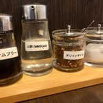 パァダオ - 卓上調味料のラインナップ