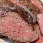 米澤牛バル 譽 - パリパリに焼けた表面と鮮やかに血の気を滲ませたジューシーな中の肉のステーキ。自宅や焼肉屋で自分で焼いたのではこうは出来ない