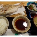 大名食堂 - 鯛のから揚げ定食（980円）・・鯛1匹(内臓は処理済）のから揚げ・カンパチのお刺身・お味噌汁・ご飯のセットです。