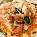 リンシエメ - 生地を味わうにはトマトソース無しの方が良いかも　生ハムのしょっぱさとモッツァレラの味わいに加えパルミジャーノ？がたっぷりかかっているので 予想外に濃厚で旨い！