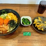 手打ちうどん わだや - 明太たまごしょゆううどん（温）+ニラ醤油漬けトッピング+茄子天ぷら+S&B柚子こしょう