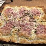 大衆ビストロハルタ - ピザ的なモノ。デカく見えるが、超絶軽い！