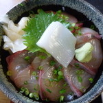 寿司吉 - 10枚ほどの切り身が所狭しと乗っています