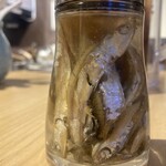 煮干しのビリー - 味変用に煮干し酢も提供