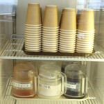 スーパーラウンジ - トマトジュース、牛乳、アイスコーヒーのピッチャー：2025/12/18