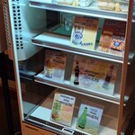 スーパーラウンジ - 受付カウンター前の陳列棚。北海道ブラックアウト（2018年）前まで、この横にアイスクリームの冷凍庫もあった。：2025/12/18