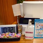 スーパーラウンジ - 受付カウンターにも、フルーツキャンディーの籠（フライト中の耳ツーン対策）：2025/12/18