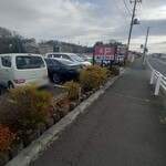 海鮮問屋 ふじ丸 - 駐車場はほぼ満車