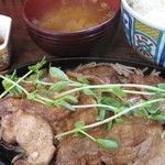 千石 - 本日のランチメニュー(休日)　豚肉のしょうが焼き定食　880円