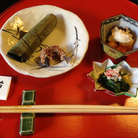 とうふ屋うかい 鷺沼店 - ヤマメおかきあげ、柿の白和え、蟹とほうれん草の酢浸し、鯛の柿の葉寿司☆白和えがピーナツみたいな濃厚な味でとってもよかった*･゜ﾟ･*:.｡..｡.:*･'(*ﾟ▽ﾟ*)'･*:.｡. .｡.:*