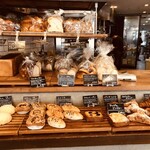 ブレッド マチエール - パン棚①