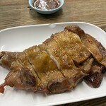 Hai Somtam Convent - ガイヤーン（味も普通の甘めの醤油味だし、肉も柔らか過ぎw）