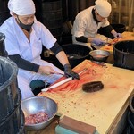 川豊 - 店頭で活うなぎを捌く