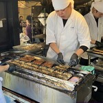 川豊 - 店頭でうなぎを焼く