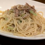 Baru Comodo - 日替わり：豚バラ肉と長ネギのパスタ