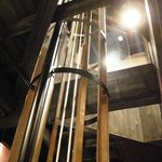 神戸座屋 - 二階へ料理を上げる手動エレベーター