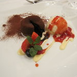 アバ - フォンダンショコラとバニラアイスのイチゴソース