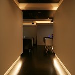 ANA BAR Relax Dining - 店内入ってすぐの入口。上下を照らす間接照明が不思議な雰囲気を演出します。