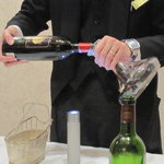 アバ - 赤ワインの澱を光でチェック中