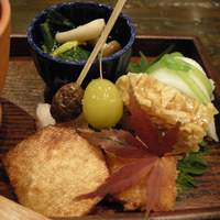 神戸座屋 - 前菜七種盛りの一部