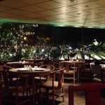 雰囲気の良い夜の店内