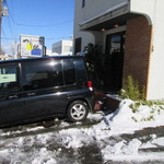 つり味 - 店前駐車場　軽３台という感じ。