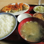 つり味 - 餃子定食550円　小鉢２品はうれしいですね。