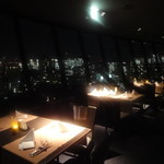 ビューアンドダイニングザスカイ - 窓際のテーブル達